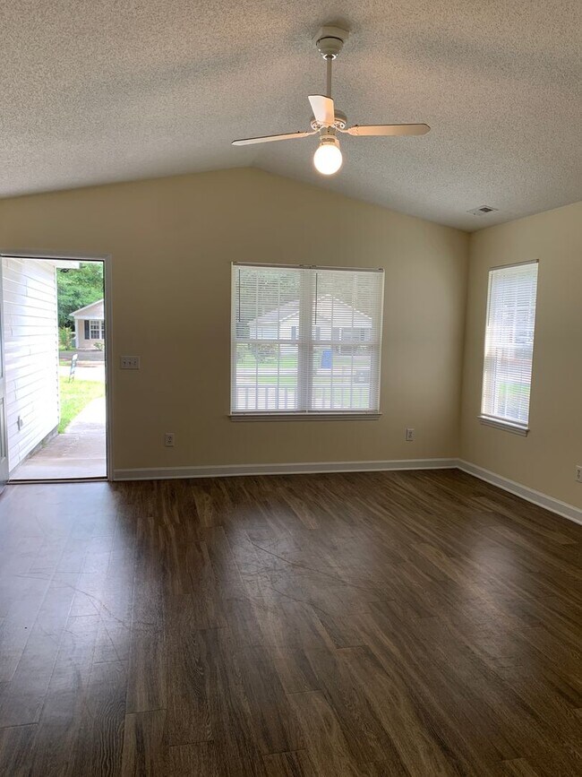 Foto del edificio - 3 Bedroom 2 Bath House Available on Hillsdale Drive