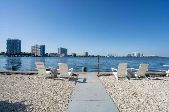 Building Photo - 2180 Bay Dr