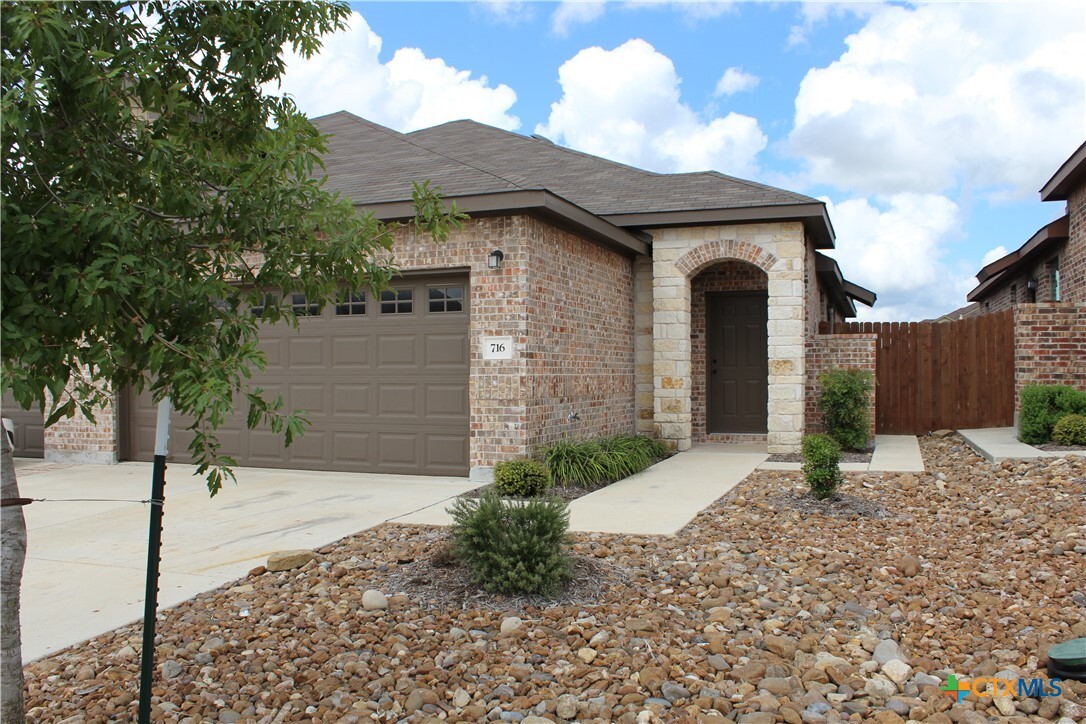 Foto principal - 716 Creekside Cir