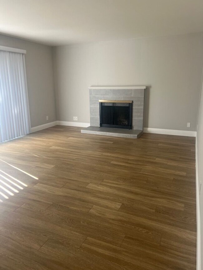 Foto del edificio - Great 3 Bedroom Updated Single Family on L...