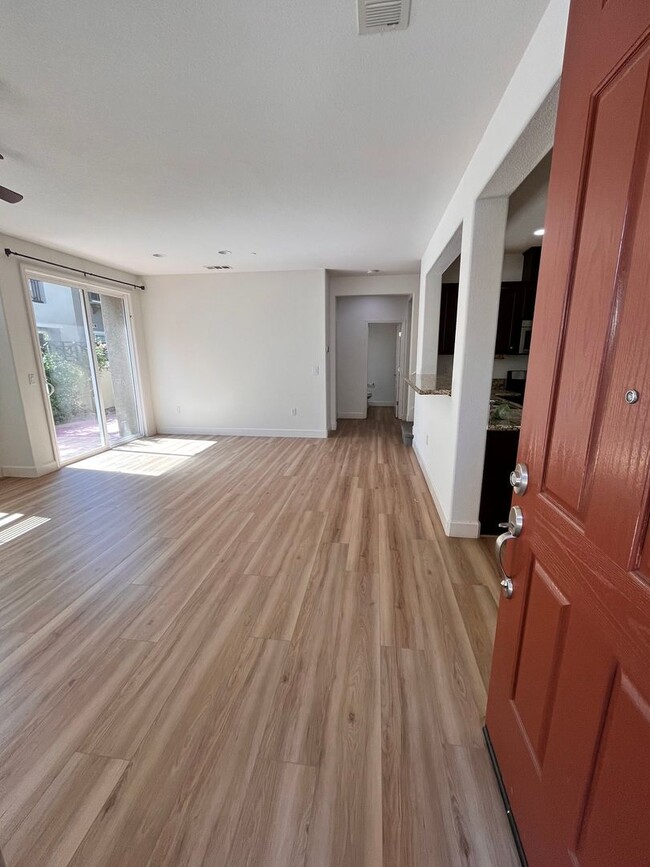Foto del edificio - Upscale Folsom Townhouse Available Soon!