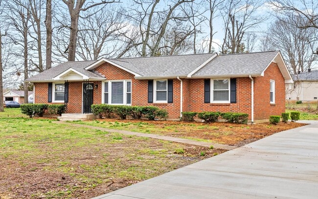 Building Photo - 3 Bedroom 2 Bath Home For Rent!