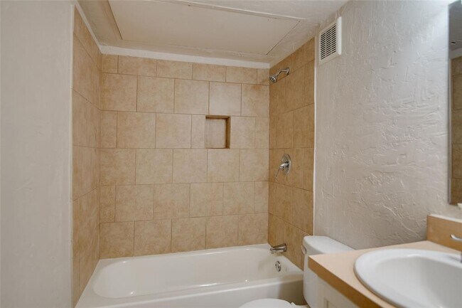 Foto del edificio - 304 E Mitchell St