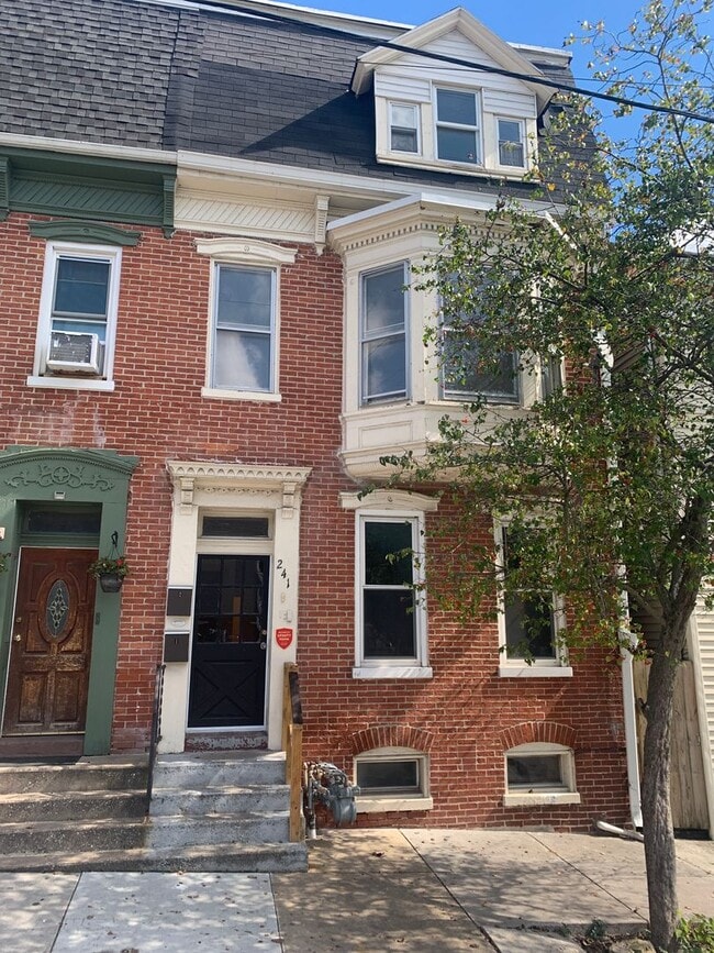 Building Photo - 241 N Newberry St