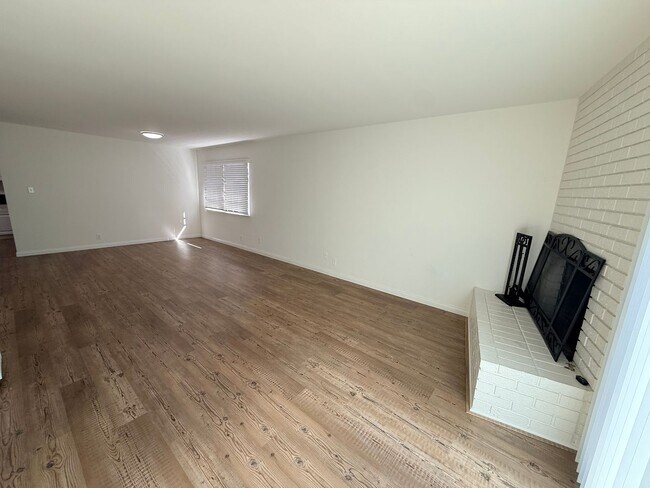 Foto del edificio - 4 bedroom home in LB with Large backyard now ready to rent!