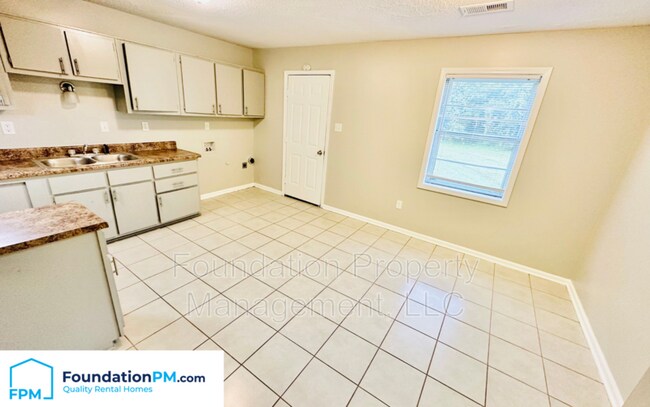Building Photo - 8261 Robena Ln