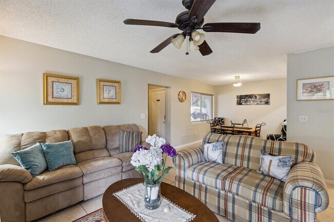 Building Photo - 2554 Lakeway Branch Dr