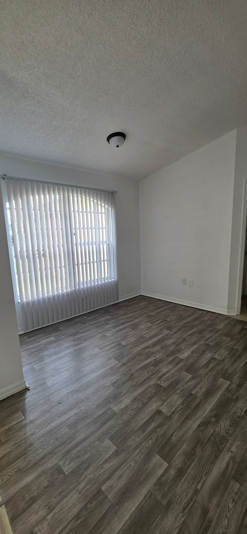 Foto del edificio - Spacious 3BR/2BA Home with Screened Patio and 2-Car Garage