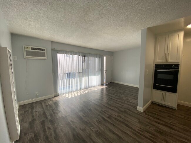 Building Photo - 1333 N Las Palmas Ave