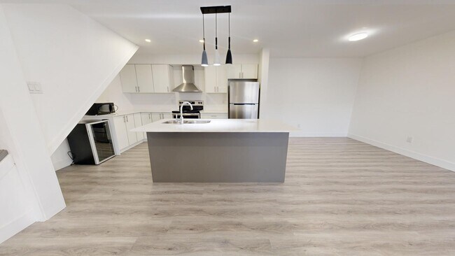 Photo du bâtiment - MODERN 3 BEDROOM TOWNHOME ON ANDOVER DRIVE