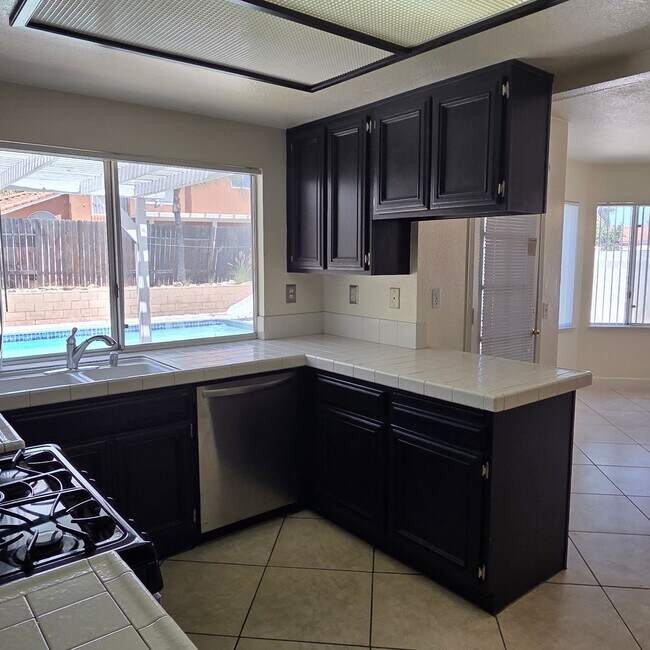 Foto del edificio - 8577 Rosemary Dr