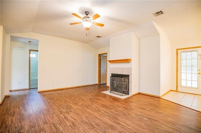 Building Photo - 1610 Cresent St