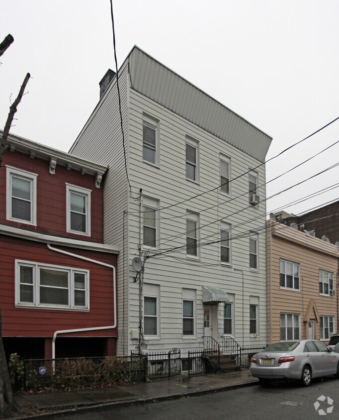 Building Photo - 176 Hopkins Ave