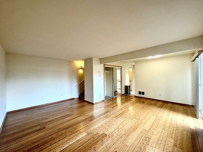Building Photo - Bright & Updated Townhome