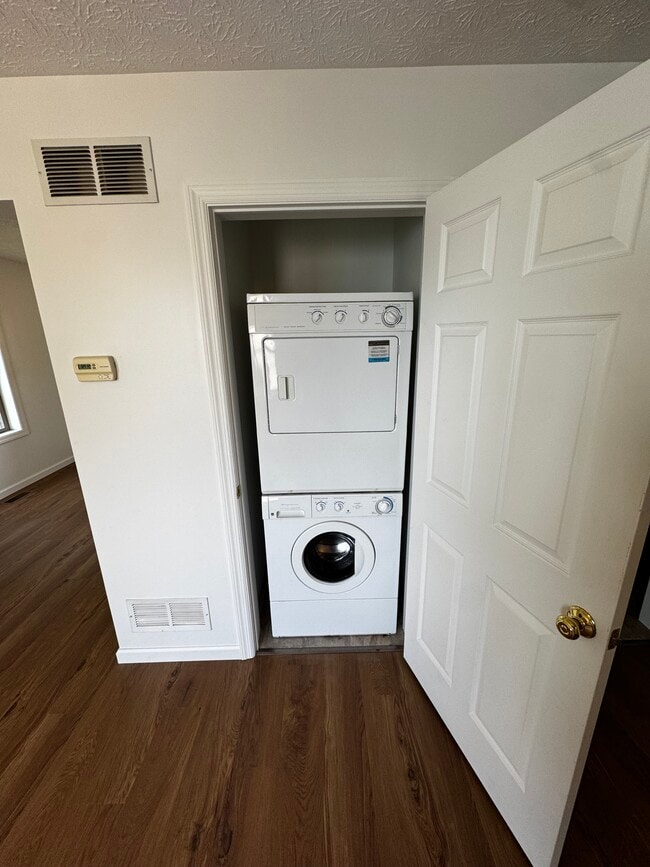 Building Photo - 861 E Saint Johns St