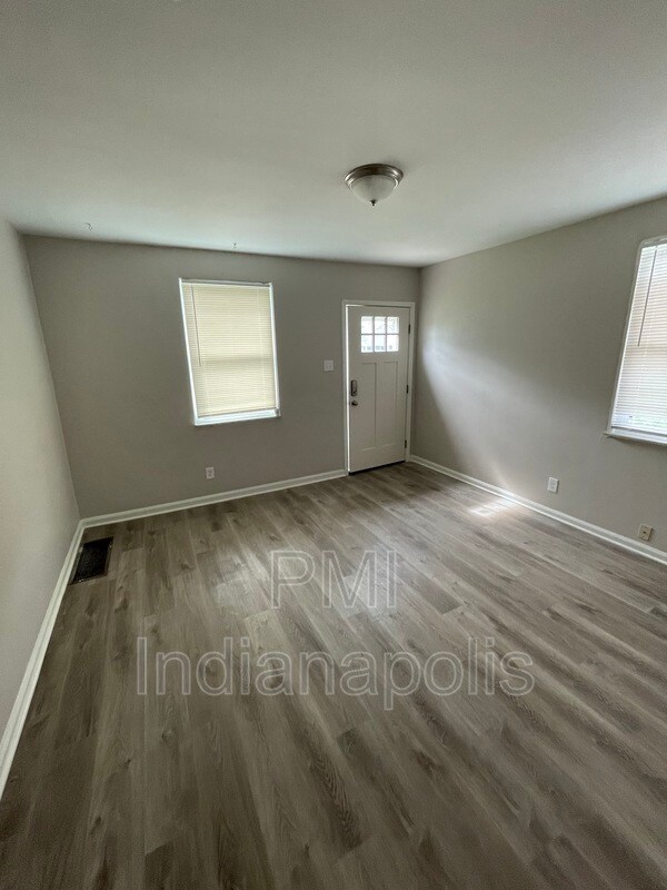 Building Photo - 1633 N Gladstone Ave