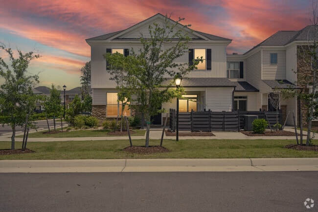 Building Photo - 606 Kathy Ann Way W