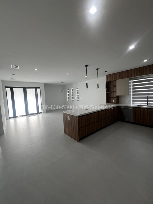 Foto del edificio - 920 SW 71st Ave
