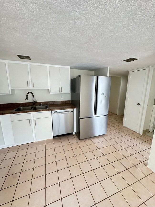 Foto del edificio - PET FRIENDLY 3 Bed, 1 Bath, 1 parking ELEC...