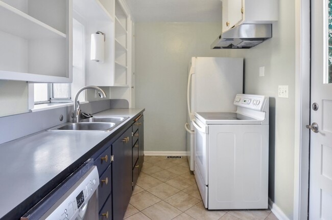 Foto del edificio - Classic single story house with furnished basement. Near Interurban trails and Jackson Golf course.