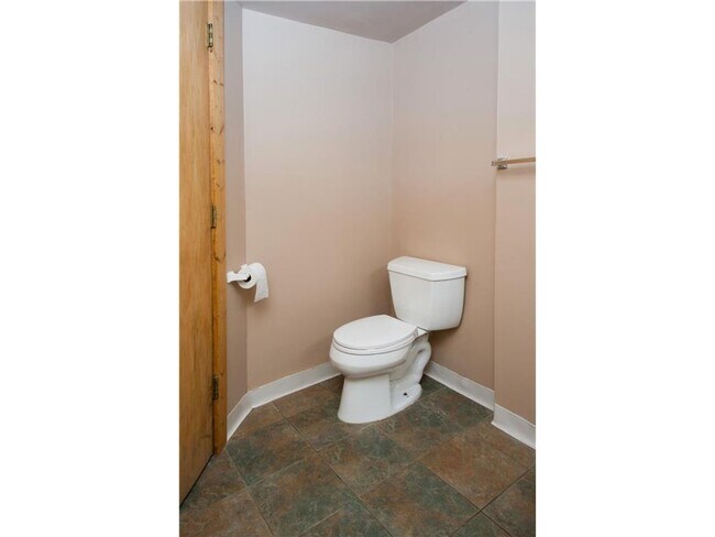 Building Photo - Huge 5 Bedroom- University of Saint Thomas...
