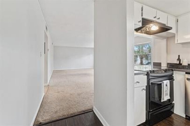 Building Photo - Spacious Condo Living in Winter Park – Per...