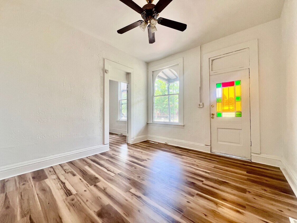 Foto principal - Available immediately. Charming 3 bedroom,...