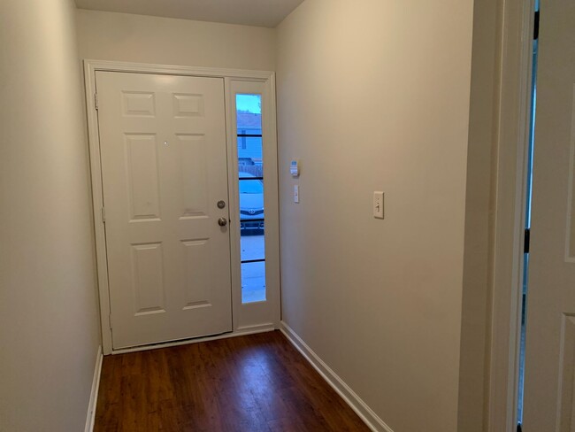 Building Photo - 3 bed 3 bath Townhome -1/2 OFF FIRST FULL ...