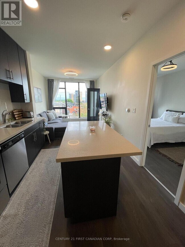 Building Photo - 690 King St W