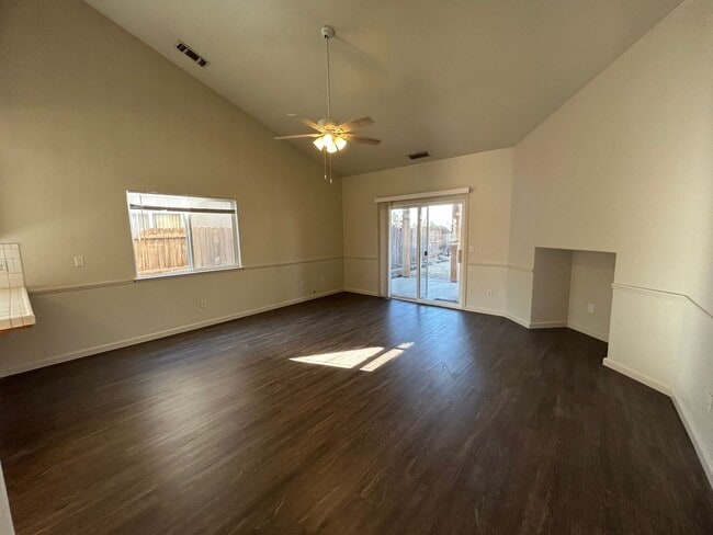 Building Photo - 3625 Incline Ct