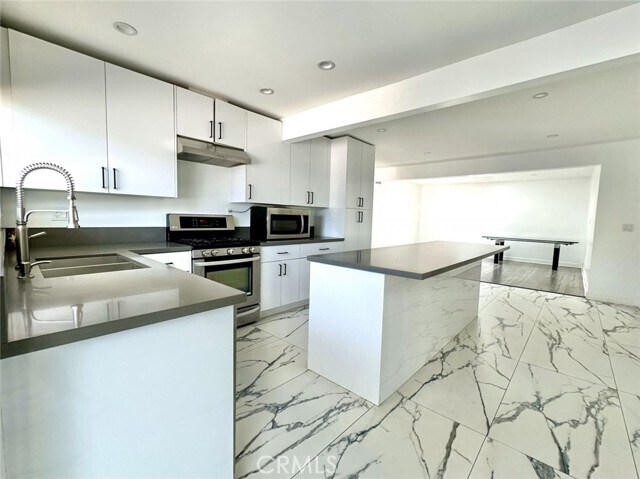 Foto del edificio - 8224 Webb Ave