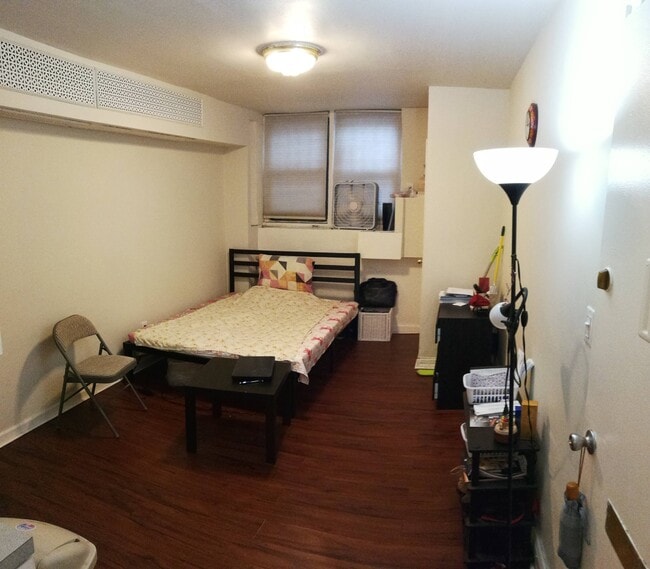 Building Photo - 156 W 95th St