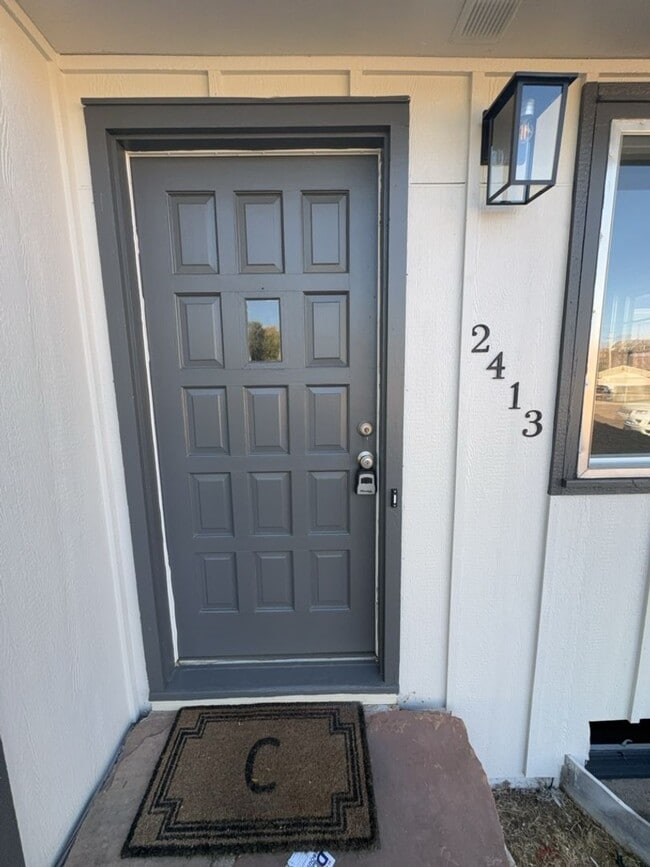 Building Photo - REDUCED! Beautifully Updated 3 Bedroom 2 B...