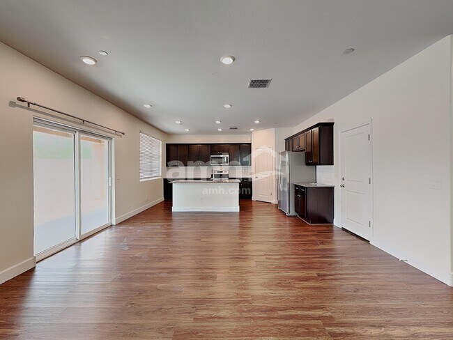 Building Photo - 5921 W Larkspur Dr
