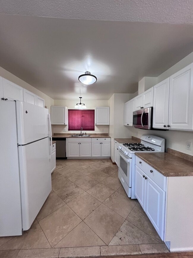 Building Photo - 5051 Dubois Dr
