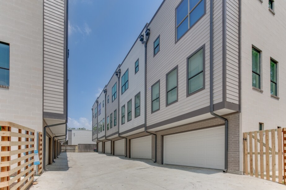Foto principal - 4950 Cedar Springs