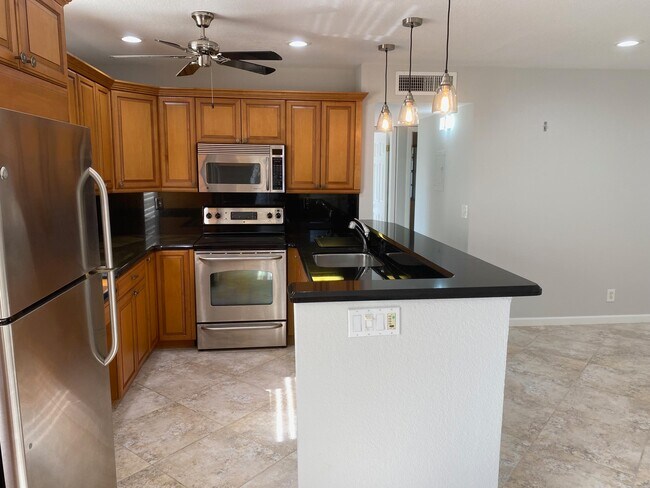 Building Photo - 558 Capri L