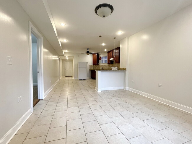 Building Photo - 2449 N Avers Ave