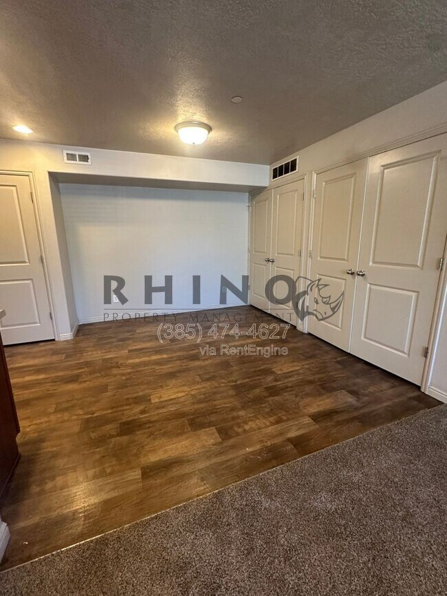 Foto del edificio - 6941 Village River Ln