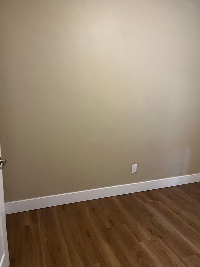 Building Photo - GORGEOUS Downtown Unit!!!