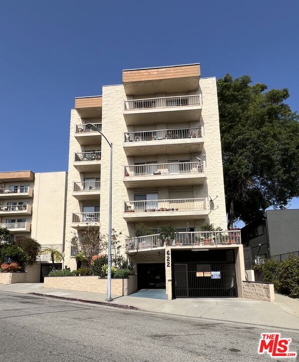 Building Photo - 622 S Barrington Ave