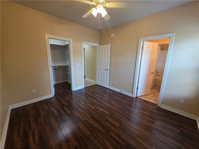 Foto del edificio - 302 Cross Creek Dr
