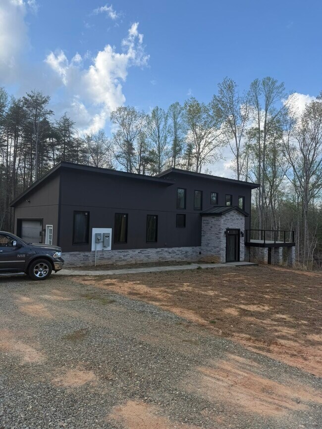 Building Photo - 623 Richardson Rd