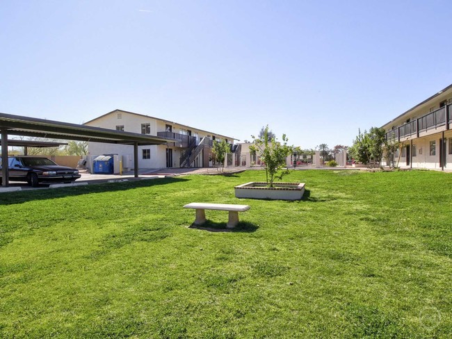Foto del edificio - 1535 W Desert Cove Ave