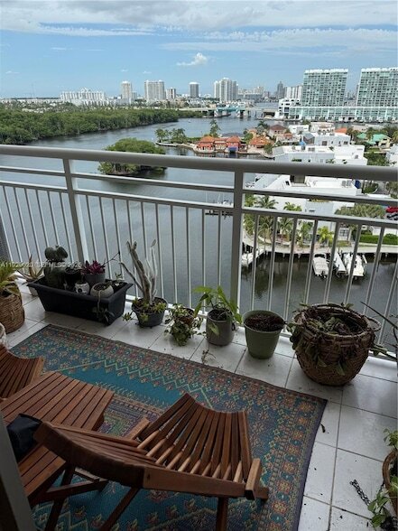 Foto del edificio - 400 Kings Point Dr