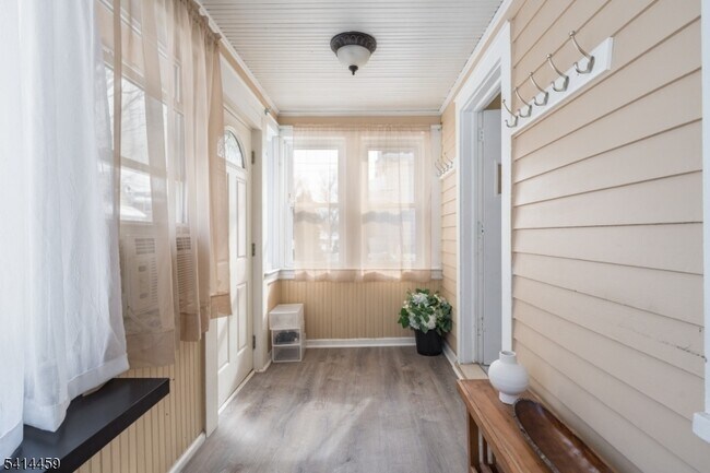 Foto del edificio - 529 Ainsworth St