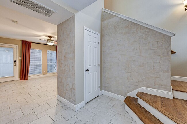 Building Photo - 2 Bedroom Three Story Townhome!