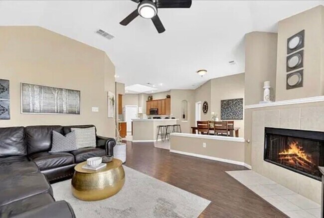 Foto del edificio - 1369 Royal Oaks Dr