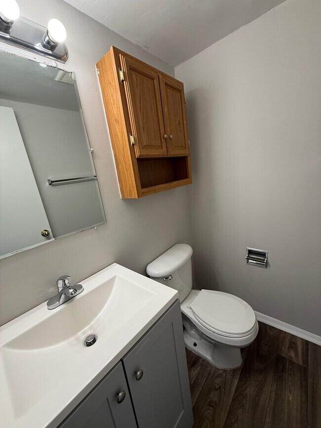 Foto del edificio - 4805 Lakeside Dr