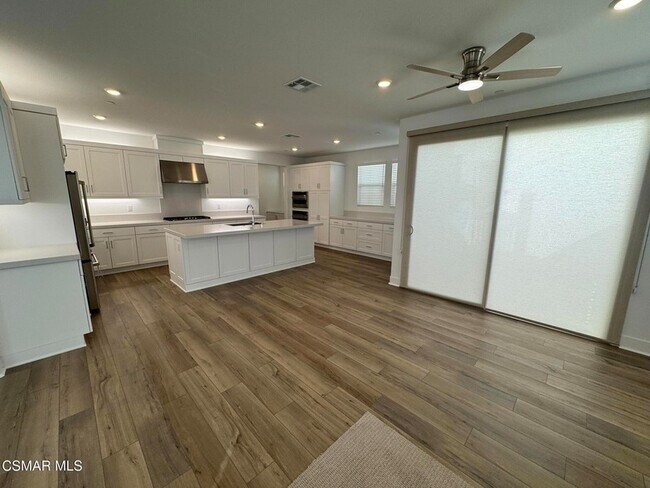 Building Photo - 701 Edward Scholle Dr